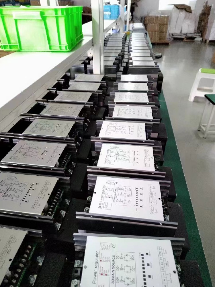 电力调解器的自顺应控制战略是怎样应对情形转变和参数不确定性的？？？？？？