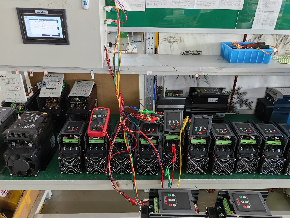 晶闸管在交流电力调解器中是怎样实现电压调理的？？？？？？